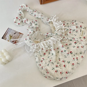 Vue détaillée du sac cabas à fleurs avec bords en dentelle et broderie rouge délicate