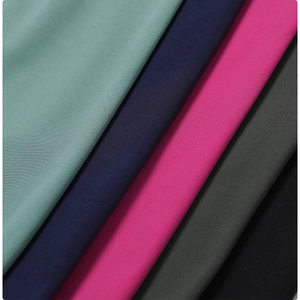 Primo piano di tessuti sportivi a maglia fitta in menta blu navy rosa grigio e nero
