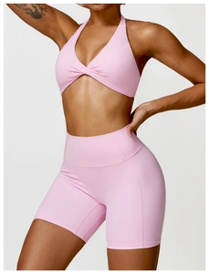 Détails du soutien-gorge de sport dos nu rose et du short taille haute au fini mat