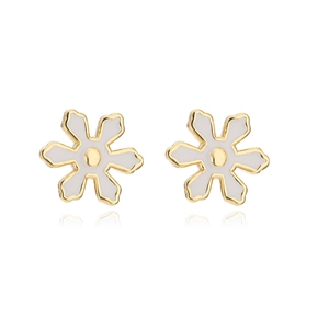 Dettaglio degli orecchini a fiore in rame placcato oro 18K con smalto bianco elegante