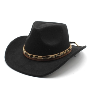 Detail eines schwarzen Western-Cowboyhuts mit Leopardenmuster-Band und Krempe