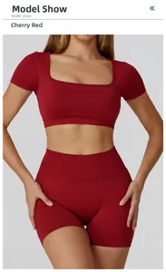 Details des nahtlosen kirschroten Crop-Tops mit Karree-Ausschnitt und Sport-Shorts
