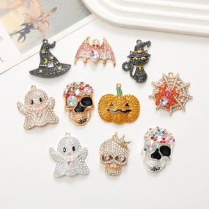 Sortierte Halloween-Strass-Anhänger mit Geist-, Totenkopf- und Kürbis-Designs für DIY-Handwerk.