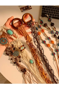 Détail d'une ceinture bohème artisanale avec perles de bois, coquillages et turquoise