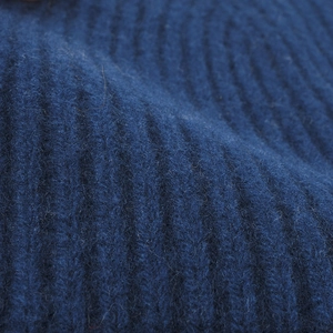 Bonnet bleu marine en laine mérinos avec texture en maille côtelée pour l'hiver
