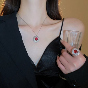 Elegante modella che indossa set collana e anello vintage in argento con zirconi