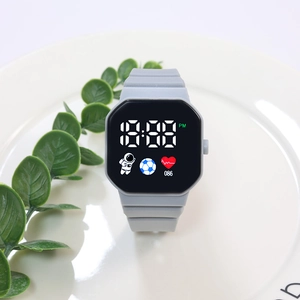 Detailansicht der quadratischen Digitaluhr mit Astronauten-Grafik und grauem Silikonband