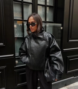 Détail d'une veste en cuir noir surdimensionnée avec patte oblique et col montant haut