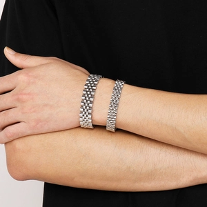 Vista detallada de pulseras ajustables de pareja en acero inoxidable plateado estilo reloj
