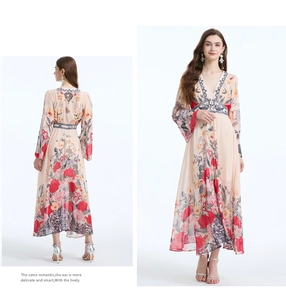 Vista anteriore e posteriore del vestito in chiffon floreale a maniche lunghe scollo a V