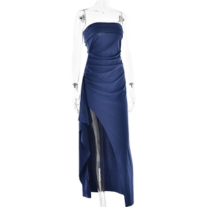 Detailansicht des eleganten blauen trägerlosen Abendkleides mit Seitenschlitz und Raffung