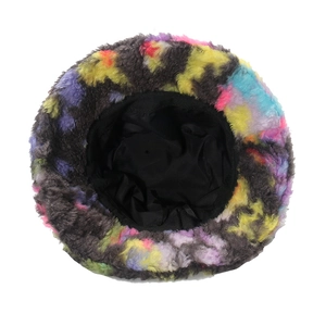 Vista dall'alto del cappello bucket in peluche con fodera nera e pelliccia sintetica