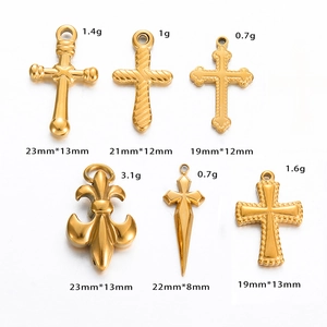 Détail de six pendentifs croix et fleur de lys en acier doré avec spécifications