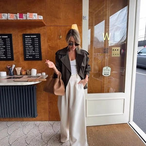 Veste courte style trench à boutonnage croisé pour femme avec pantalon large blanc