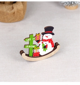 Détails d'une décoration de Noël en bois avec bonhomme de neige et panneau Let It Snow
