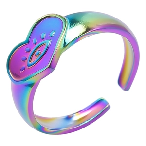 Dettaglio dell'anello cuore occhio arcobaleno in acciaio inossidabile 304 lucido