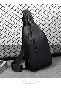 Detailaufnahme der matten wasserdichten Herren-Brusttasche mit Reißverschlussfächern und Gurt