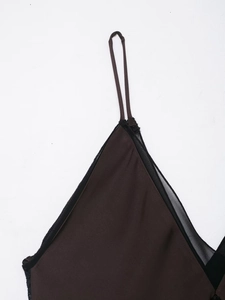 Dettaglio delle spalline sottili e cuciture su un elegante top sottoveste in raso nero
