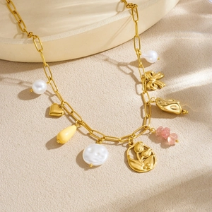 Collier en acier inoxydable doré avec des charmes tulipe, cœur, perle et fleurs