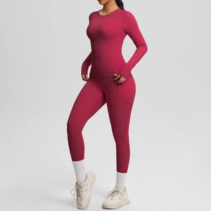 Détail de l'ensemble de yoga rose foncé avec haut à manches longues et legging taille haute