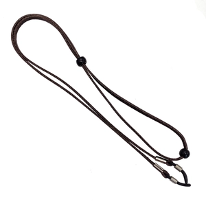 Detail der verstellbaren dunkelbraunen Brillenband aus Wildleder mit Metallspirale