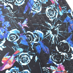 Détail macro du tissu sergé avec motifs de roses et surpiqûres sur un chapeau soleil