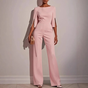 Elegante tuta rosa slim fit con maniche a spacco e raffinati dettagli in perle