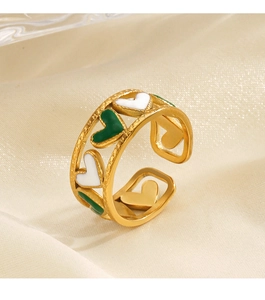 Vue macro d'une bague ajustable en acier avec cœurs en émail blanc et vert élégant