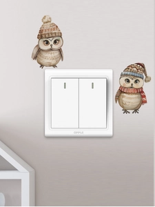 Détail d'un interrupteur double blanc décoré de stickers muraux hiboux mignons