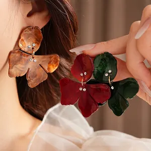 Vintage resin flower earrings with marble texture and rhinestones for a stylish look