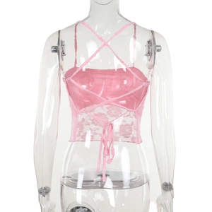 Detailansicht der Rückseite des rosa Spitzentops mit Rosen-Jacquard und Schnürung