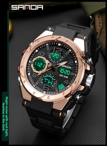 Dettaglio dell'orologio sportivo multifunzione con doppio display e resistenza 50M