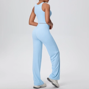 Dettaglio del set da yoga blu chiaro a coste con crop top racerback e pantaloni a zampa a vita alta