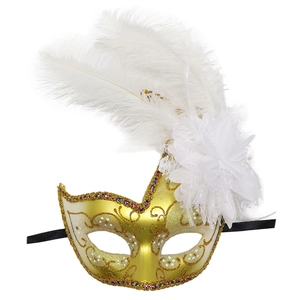 Dettaglio della maschera veneziana dorata con fiori in pizzo e decorazioni di piume