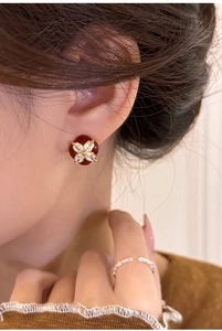 Detail of vintage square floral earrings with gold plating and red dripping oil finish