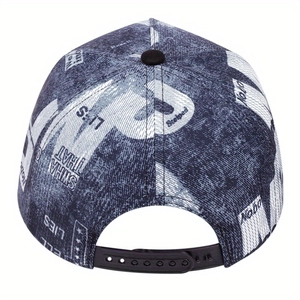 Dettaglio della chiusura snapback regolabile e ricamo sul berretto da baseball denim