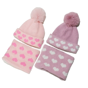 Set berretto e sciarpa in maglia per bambini con motivi a cuore e grande pompon morbido