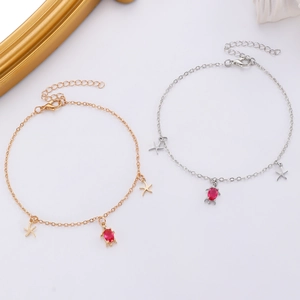 Détail de bracelets de cheville bohème or et argent avec breloques tortue et étoile de mer