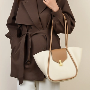 Sac fourre-tout bicolore chic en cuir blanc et camel avec fermoir doré élégant