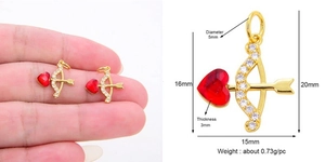 Tableau détaillé des tailles et poids pour le pendentif Cupidon en or avec cœur rouge