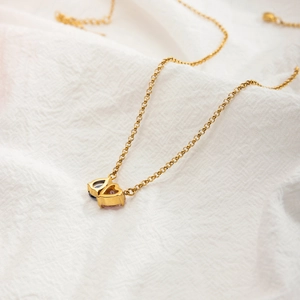 Dettaglio collana in acciaio inossidabile 18K con gemme a cuore blu e rosa
