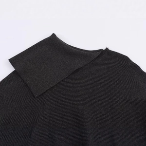 Zwarte gebreide poncho voor dames met een asymmetrische diagonale overslaghals detail