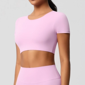 Détail de l'ensemble de yoga rose pâle extensible avec haut court sans couture et legging taille haute