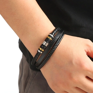 Mehrlagiges geflochtenes Lederarmband für Herren mit dekorativen Gold- und Silberperlen