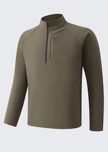 Détail du col montant à demi-zip et de la poche poitrine verticale sur le haut pour hommes