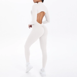 Nahaufnahme der hochelastischen Yoga-Jumpsuit mit offenem Rücken und Scrunch-Po-Effekt
