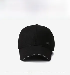 Vista frontale di un cappello da baseball invernale nero con paraorecchie e scritta