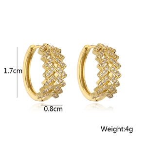 Detalle de pendientes de aro chapados en oro 18K con pavé de circonitas y trama en V