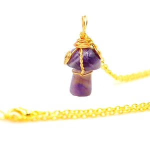 Collier pendentif champignon en améthyste fait main avec fil doré sur fond blanc
