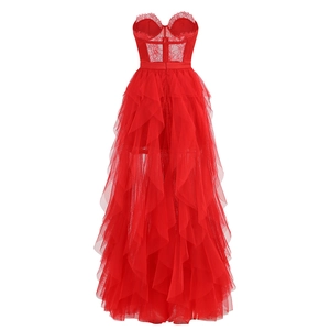 Détail du haut bandeau en dentelle rouge et tulle en maille multicouche au dos